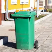 Simple Cardboard Trick to Keep Flies and Maggots Out of Wheelie Bins This Spring