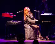 Tori Amos Delivers Dramatic Deep Dive into Back Catalogue in Sheffield