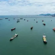 US Claims Iran's Lost Mines Keep Strait of Hormuz Closed, Talks Begin