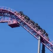 Warner Bros Theme Park Rollercoaster Strands Riders 30ft in Scorching Heat