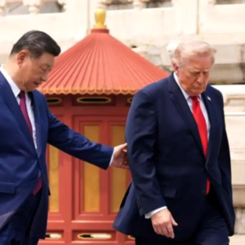 Xi Jinping Pauses Trump on Palace Steps as US President Struggles to Climb