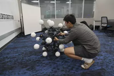 Argus Robot with 20 Legs and Eyes Can Move in Any Direction