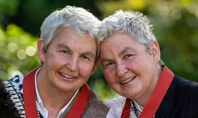 New Zealand Entertainer Dame Jools Topp Dies at 68 After Cancer Battle