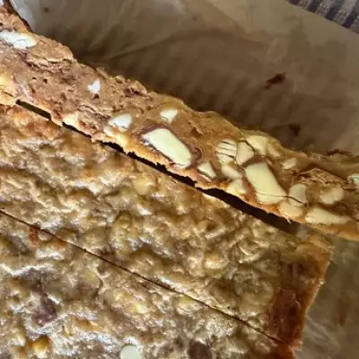 Perfect Blondies Every Time: Chill After Baking for Fudgy Texture