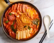 10 Must-Try Korean Dishes in the UK: From Fried Chicken to Kimchi Stew