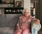 102-Year-Old Holocaust Survivor Connects with Berliner Over Stolpersteine