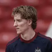 Anthony Gordon's Four Transfer Options: Arsenal, Barcelona, Bayern, or Stay
