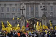 Anti-Monarchy Protesters Demand Abolition Outside Buckingham Palace