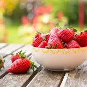 Beachgoers Hail 'Genius' Strawberry and Chocolate Hack This Summer
