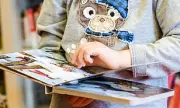 Children Swiping Books Like Tablets: Teachers Warn of Screen Addiction Crisis