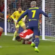 Clattenburg Explains Why Atletico Were Denied Penalty vs Arsenal