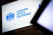 FTSE 100 Dips as Middle East Peace Hopes Fade; Oil Falls