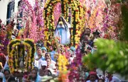 Global Photos: Religious Icons, Rickshaws, and Political Vigils