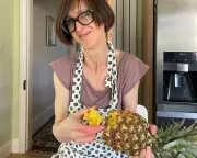 I Tried Eating a Pineapple Without a Knife. It Was a Sticky Disaster