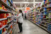 Late-Night Snacking Harms Health: Experts Warn of Blood Sugar and Weight Risks