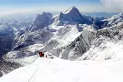 Mount Everest Season Begins Despite Unstable Ice Block Risks