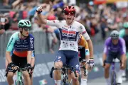 Paul Magnier Wins Crash-Marred Giro d'Italia Stage One, Takes Pink