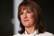 Reeves warns against leadership change amid economic uncertainty