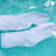 Revive Yellowed White Socks with Baking Soda and Detergent Hack