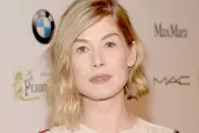Rosamund Pike Scolds Audience Member for Texting During Play