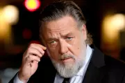 Russell Crowe Denies Confronting Fans in Paris Autograph Incident