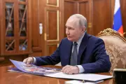 Russia Threatens Massive Strike on Kyiv Over Victory Day Disruption