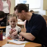 Tom Hiddleston on 'Pain' of Children Fleeing Putin's War in Ukraine