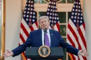 Trump Polls Dinner Guests on Vance vs Rubio for GOP 2028 Nomination
