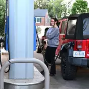 US Petrol Prices Surge 42% Amid Iran War, Outpacing UK's 19% Rise