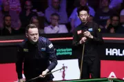 Wu Yize Holds One-Frame Lead Over Murphy in Crucible Final