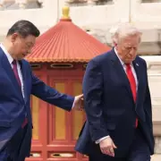 Xi Jinping Pauses Trump on Palace Steps as US President Struggles to Climb