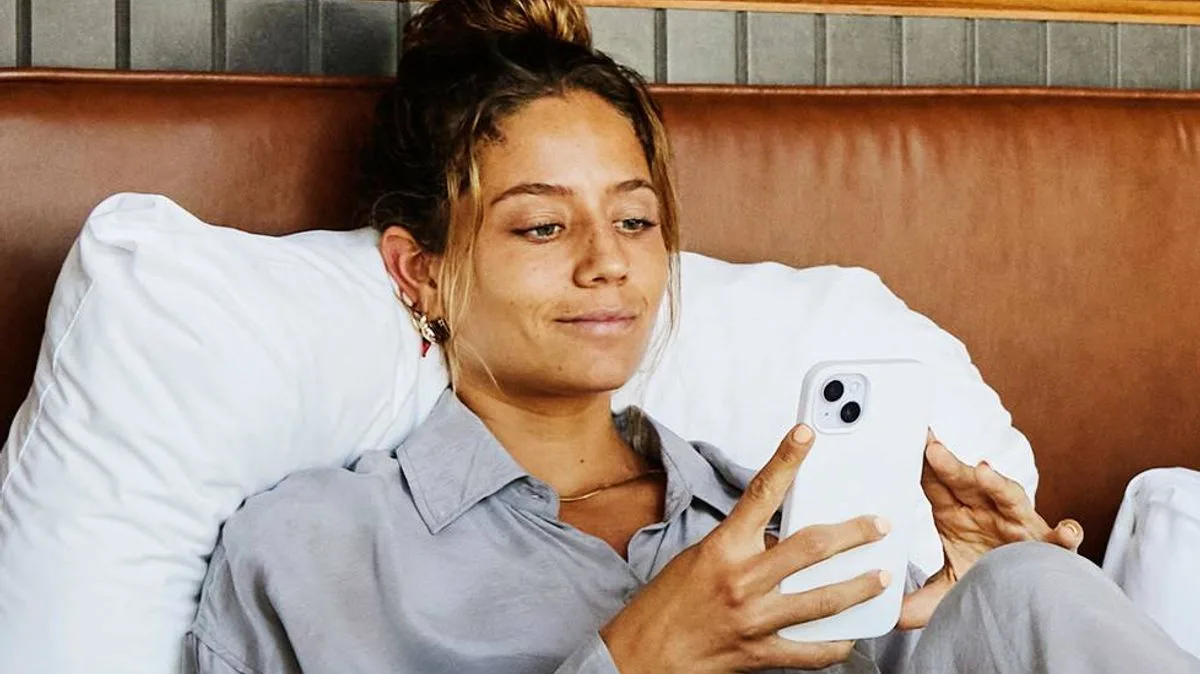 One in Ten Couples Choose Doomscrolling Over Intimacy, Study Finds