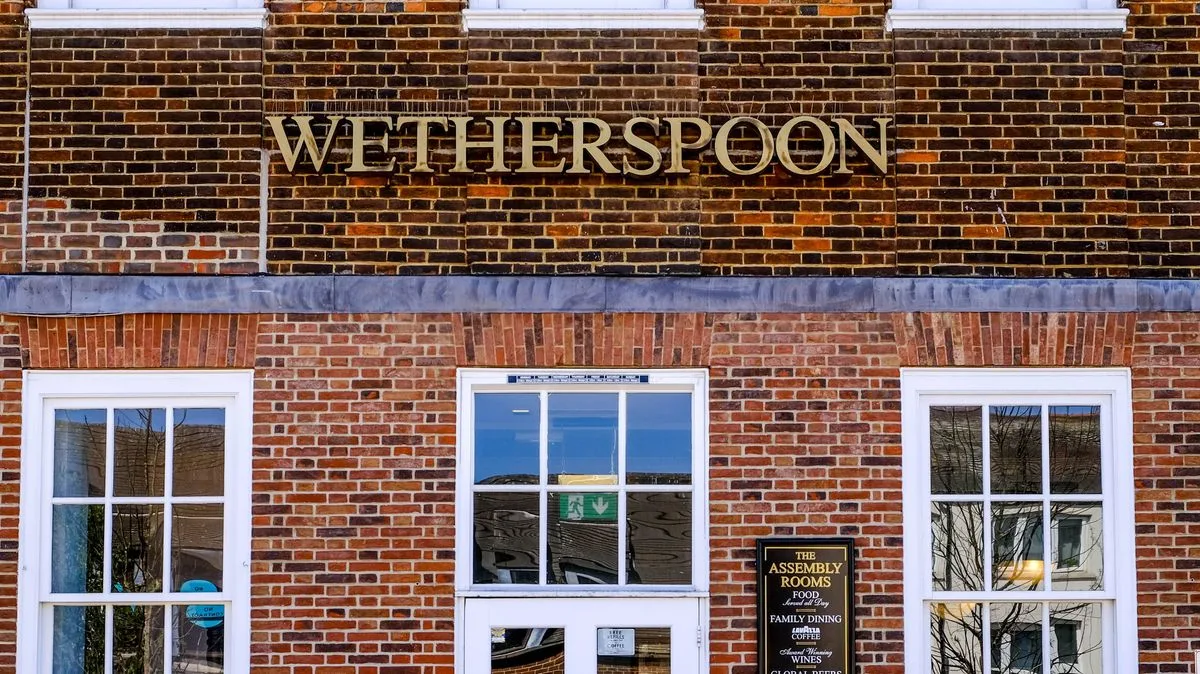 Etiquette Expert William Hanson Visits Wetherspoons and Delivers Blunt Verdict