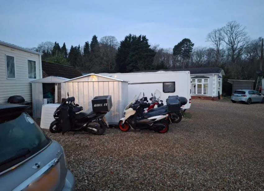 18 Migrants Arrested in Bromley for Illegal Delivery Work