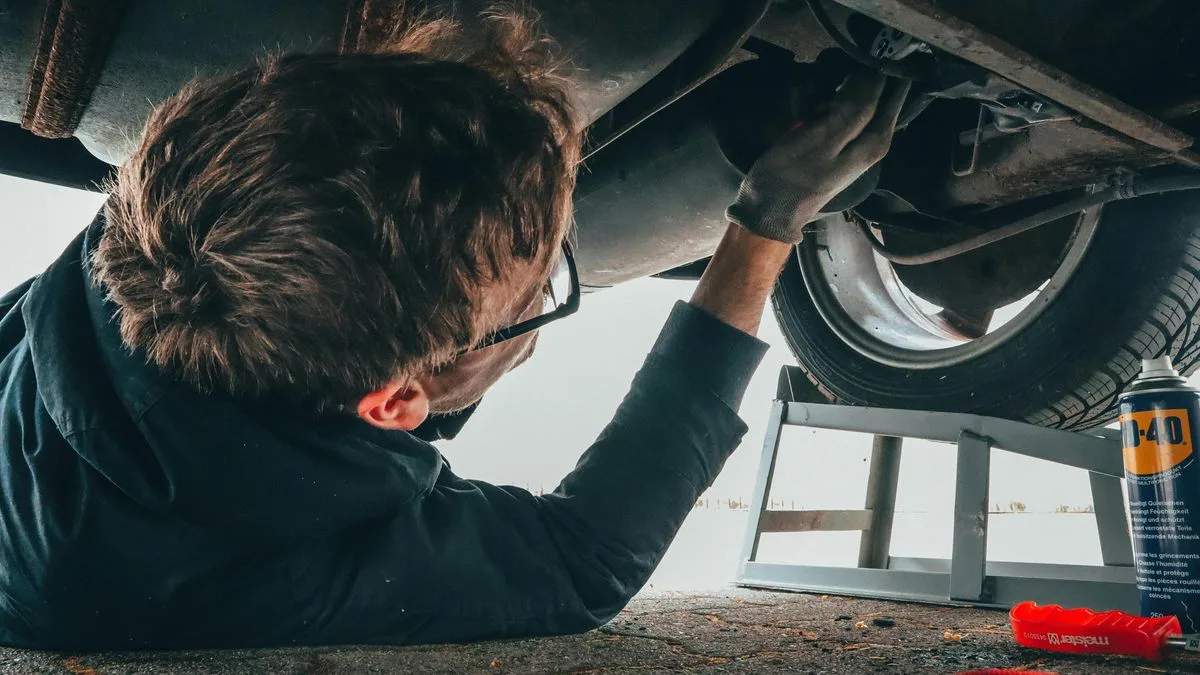 UK Drivers Warned of £2,500 Fine for DIY Car Repairs on Public Roads