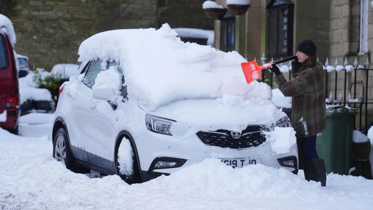 Met Office Urges Drivers to Pack Emergency Kit with 9 Items Amid UK Snow Warnings