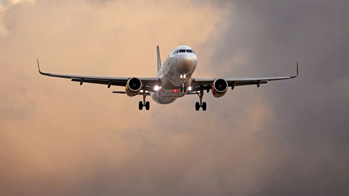 Aer Lingus Flight Declares Emergency at 37,000ft and Diverts to Gatwick
