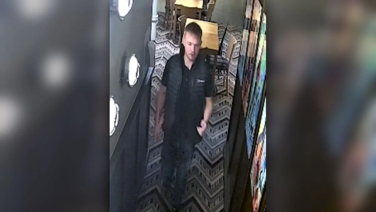 Police Release CCTV After Apple AirPods Stolen from Glossop Wetherspoons