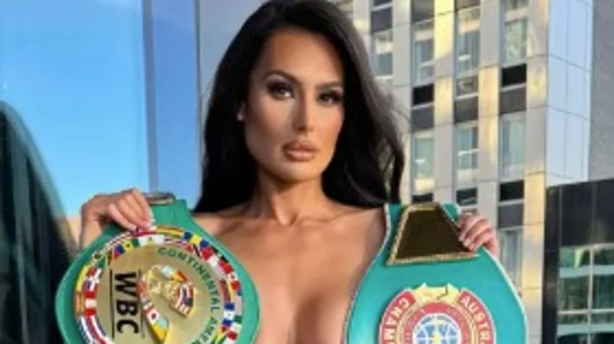 Arabella Del Busso Strips on Flight to England Ahead of Misfits Boxing Fight