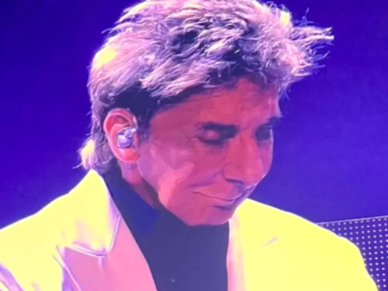 Barry Manilow, 82, Returns to Stage in Glasgow After Lung Cancer Battle