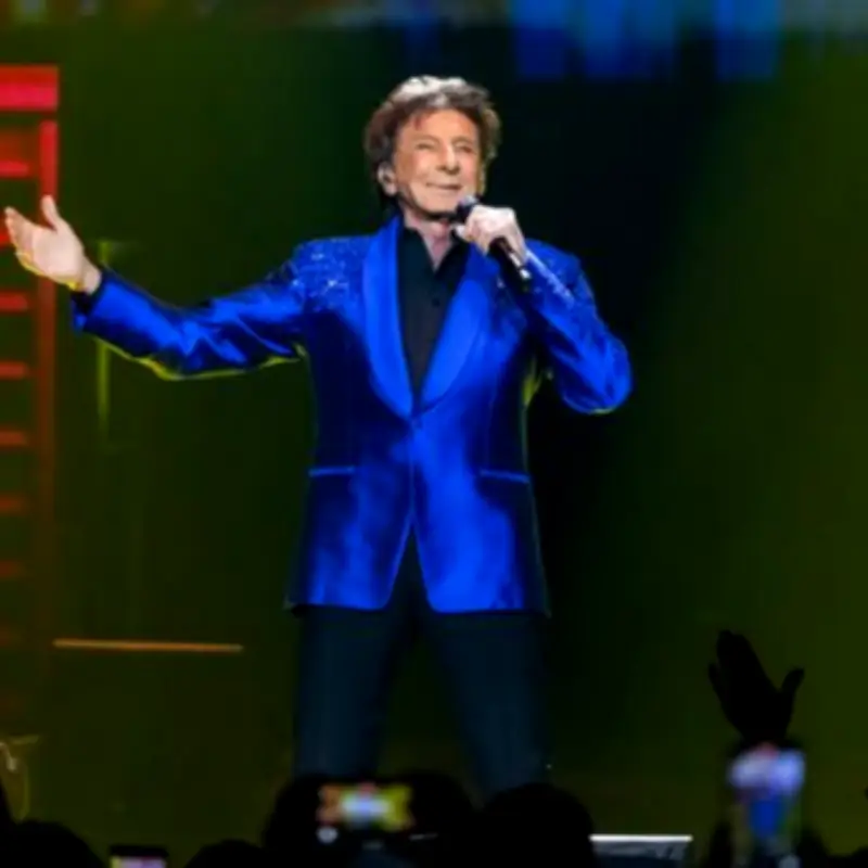 Barry Manilow Makes Triumphant Return to Stage in Glasgow After Cancer Battle