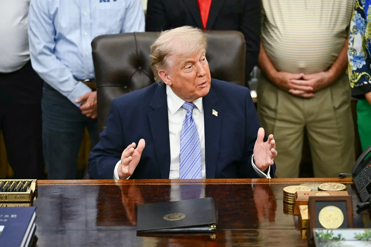Man's Belly Button Steals Show in Oval Office Behind Trump