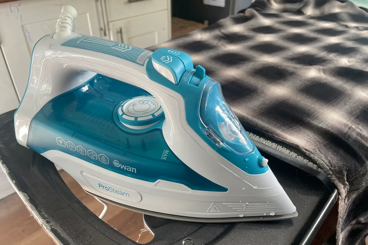 10 Best Steam Irons for Blasting Through Stubborn Creases