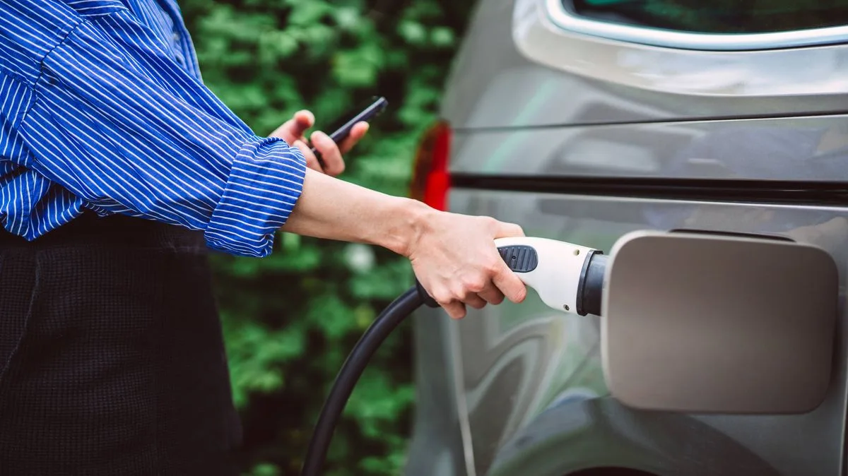 Best Time to Charge Your EV to Save Money: Expert Tips on Off-Peak and Plunge Pricing