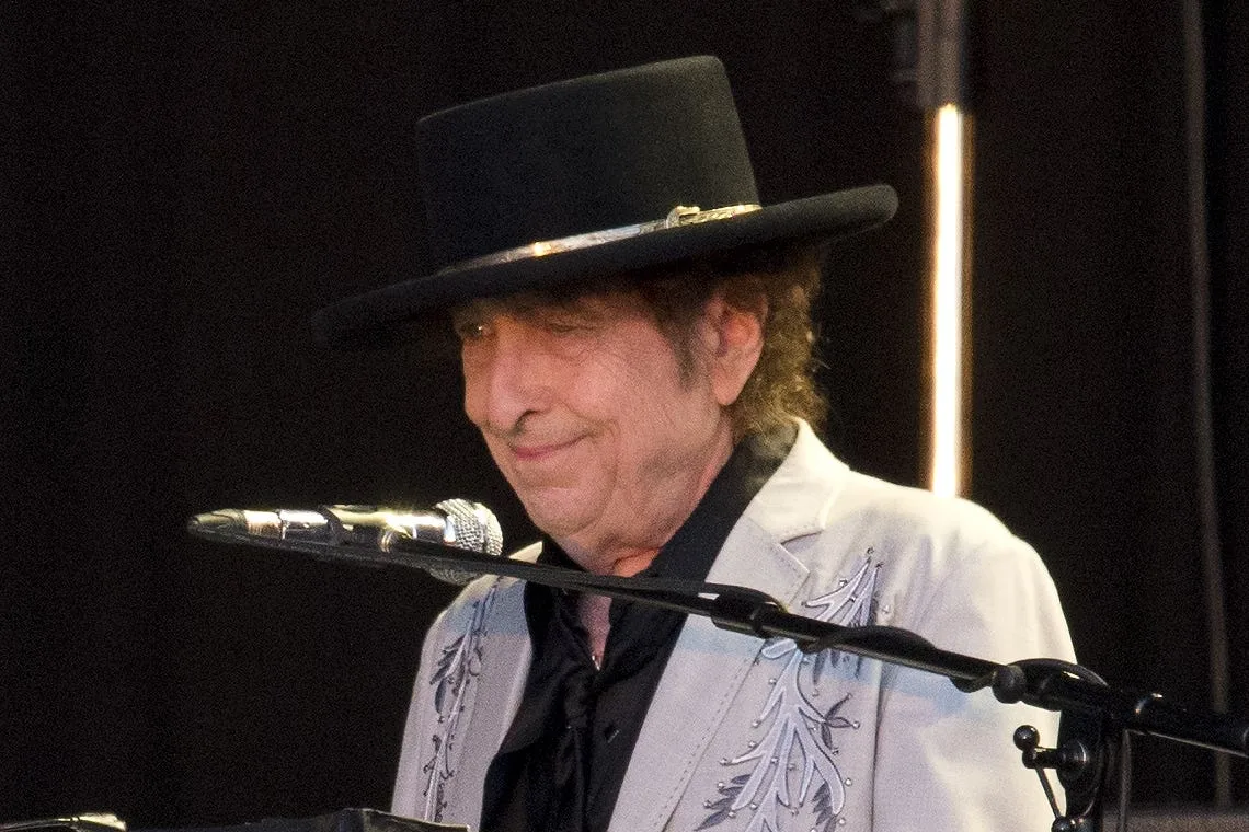 Bob Dylan Walks Off Stage Mid Concert In London