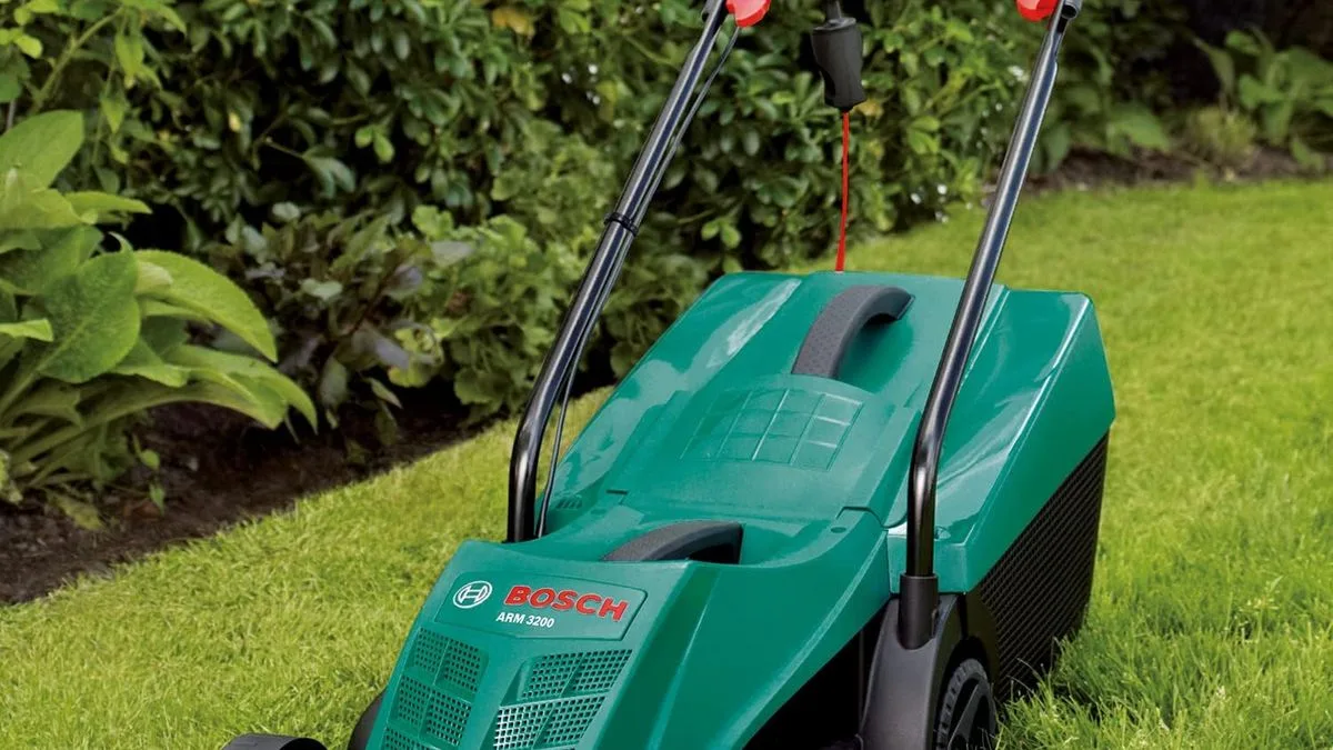 Amazon Shoppers Hail 'Impressive' £98 Bosch Lawn Mower 'Perfect for Smaller Gardens'