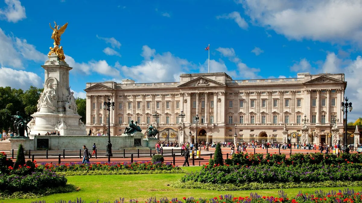 Buckingham Palace Seeks Live-In Kitchen Porter, No Experience Required