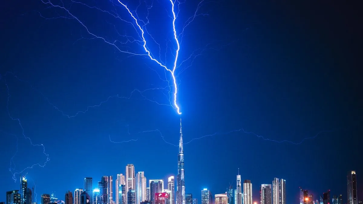Dramatic Lightning Strikes Burj Khalifa Amid Dubai Storms and Iran Attacks