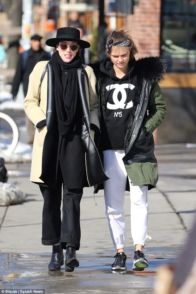 Cara Delevingne and St Vincent Fuel Dating Rumours with New York Stroll