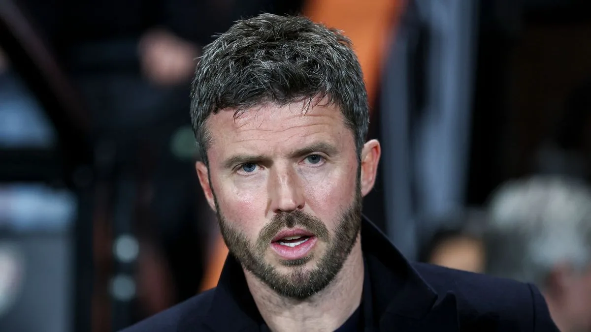 Carrick Bans Long Throws at Man Utd After Slot Rant